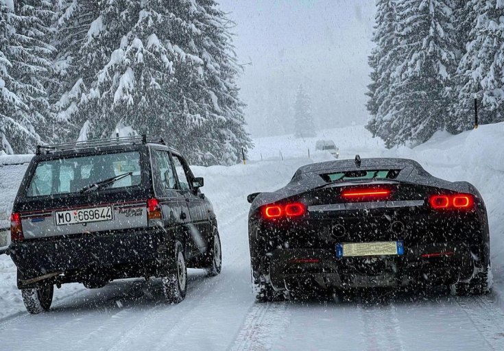 Ferrari SF90 Stradale a Fiat Panda 4x4 mellett