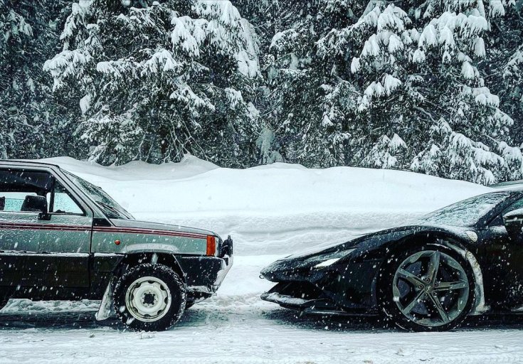 Fiat Panda 4x4 és Ferrari SF90 Stradale egy képen, egymással szembeállítva