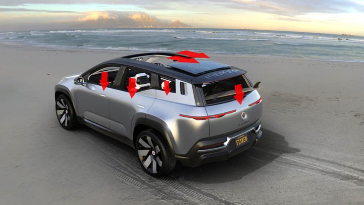 A Fisker Ocean hátulról fotózva a tengerparton