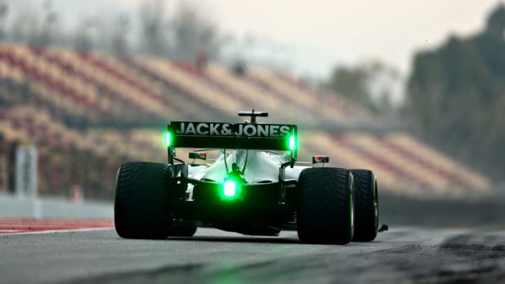 Pietro Fittpaldi a Haas volánja mögött a tavalyi teszteken. A zöld jelzés szuperlicensz nélküli pilótákat jelöli