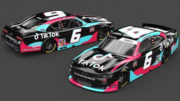 Ryan Vargas NASCAR versenyző autója a TikTok festéssel, elölről és hátulról, féloldalról