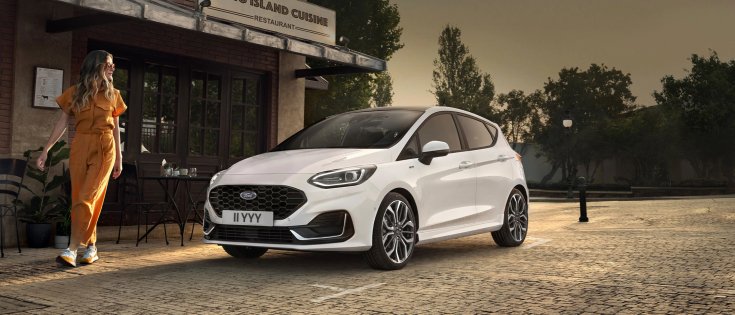 fotó egy fehér Ford Fiesta autóról