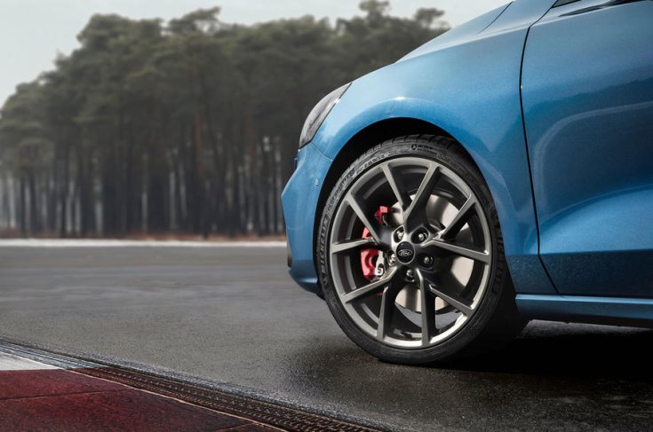 Ford Focus ST Performance piros féknyergek