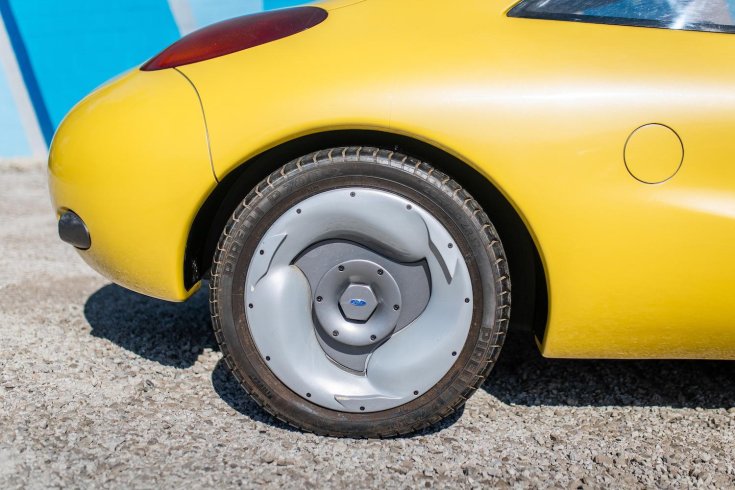 1996-os Ford Ghia Vivace koncepció modell hátsó kereke közelebbről, oldalról