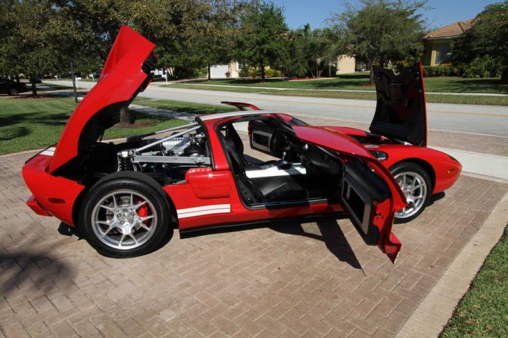 Ford GT nyitott ajtókkal