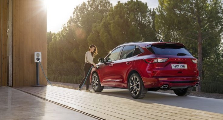 Ford Kuga PHEV modell egy hálózatra csatlakoztatva, töltés közben hátulról