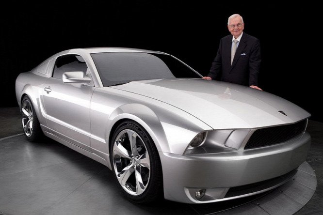 Lee Iacocca áll egy Ford Mustang mellett