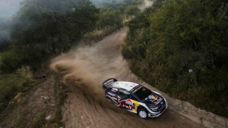 Drónfotón a Ford WRC autója