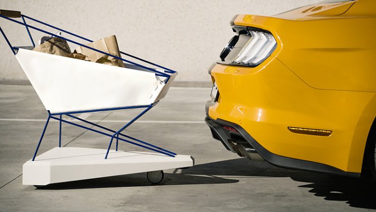 Ford Mustang és önfékező bevásárlókocsi