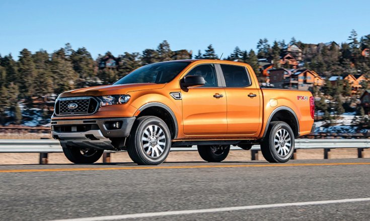 Ford pickup oldalról fotózva egy úton
