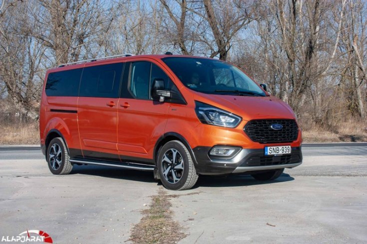 Fotó egy narancssárga Ford Tourneo Custom autóról