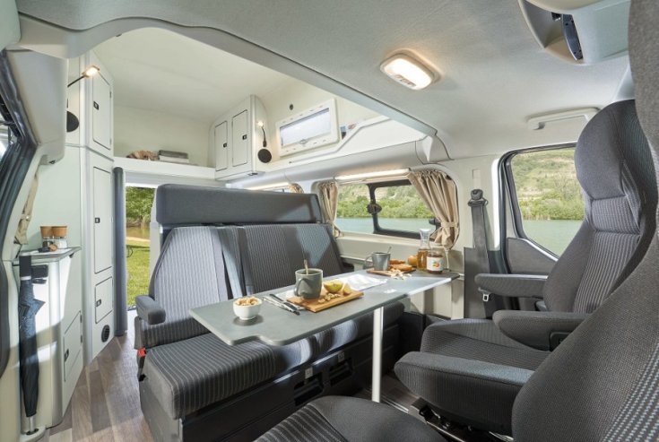 Ford Transit Custom Nugget étkező