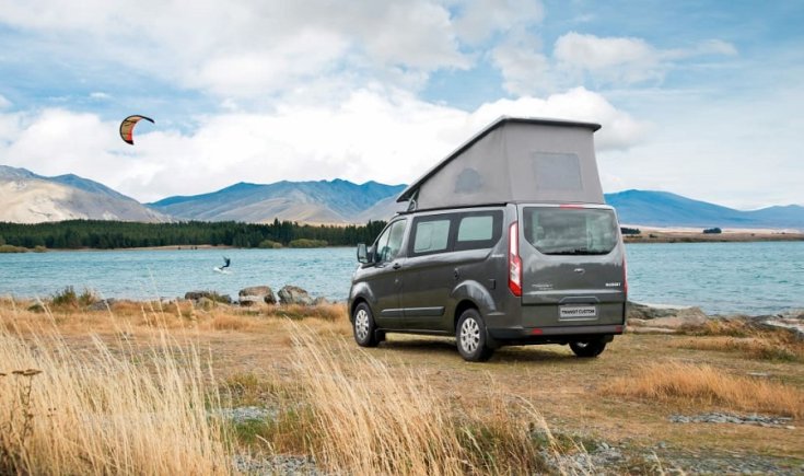 Ford Transit Custom Nugget lakóautó hátulról