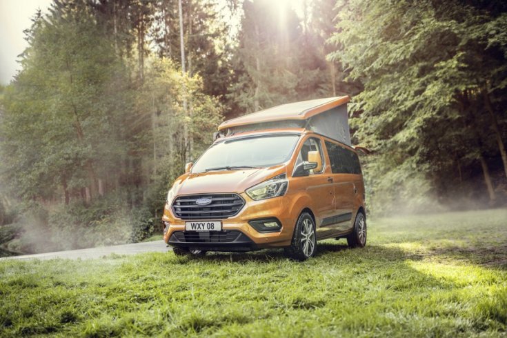 Ford Transit Custom Nugget lakóautó szemből