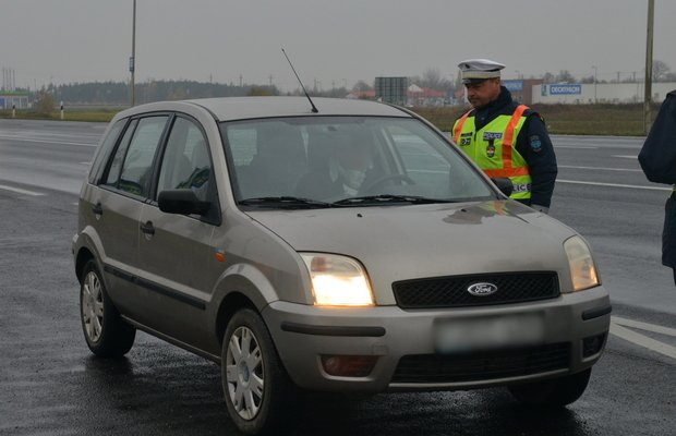 Szürke színű Ford személygépkocsit ellenőriznek a rendőrök