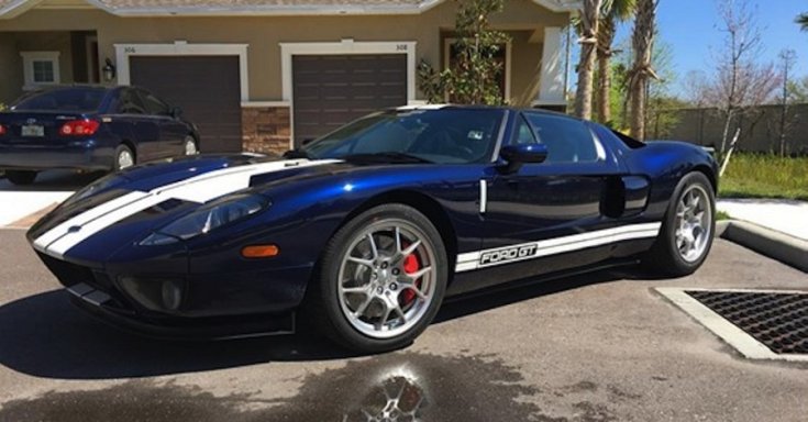 2003 2006 Ford GT, amerikai sportautó, királykék, fehér versenycsíkok, oldalnézet, elölről, balról