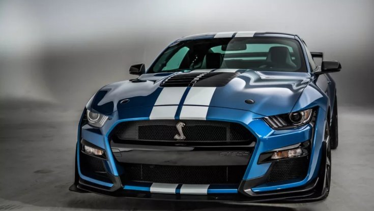 Kék színű, dupla fehér csíkkal díszített Ford Shelby GT 500-as, szemből