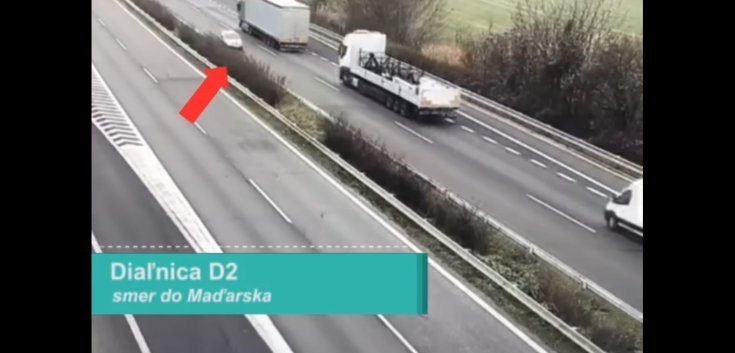Forgalommal szemben közlekedő autó