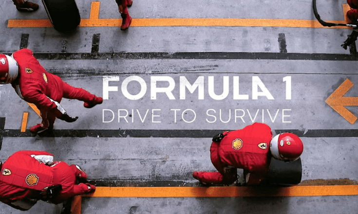 Drive to Survive logója a boxutcában