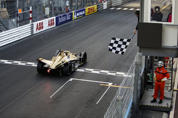 Vergne elsőként halad át a célon