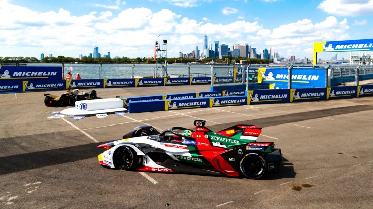 Formula E versenyautók kanyarodnak New Yorkban