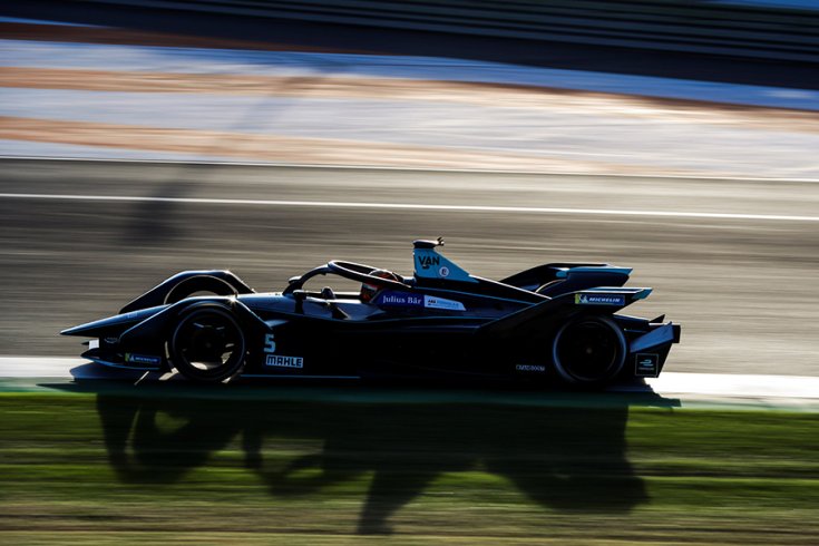 A második generációs Formula-E autó, oldalról fotózva