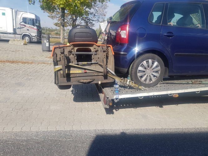 Pótkocsiról lelógó fűnyírótraktor