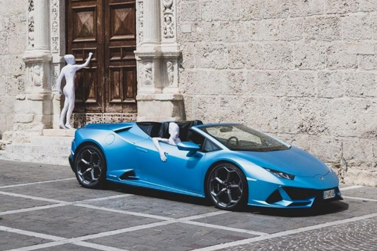 Lamborghini Huracan Evo Spyder templom mellett két fura figurával