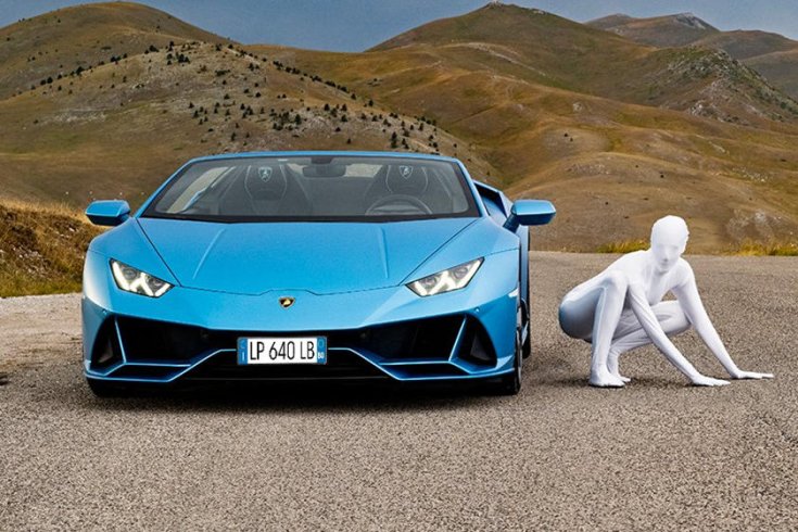 Lamborghini Huracan Evo Spyder egy pusztában egy fura figurával