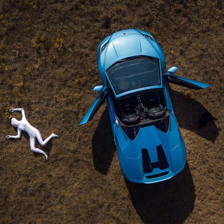 Lamborghini Huracan Evo Spyder egy pusztában egy fura figurával