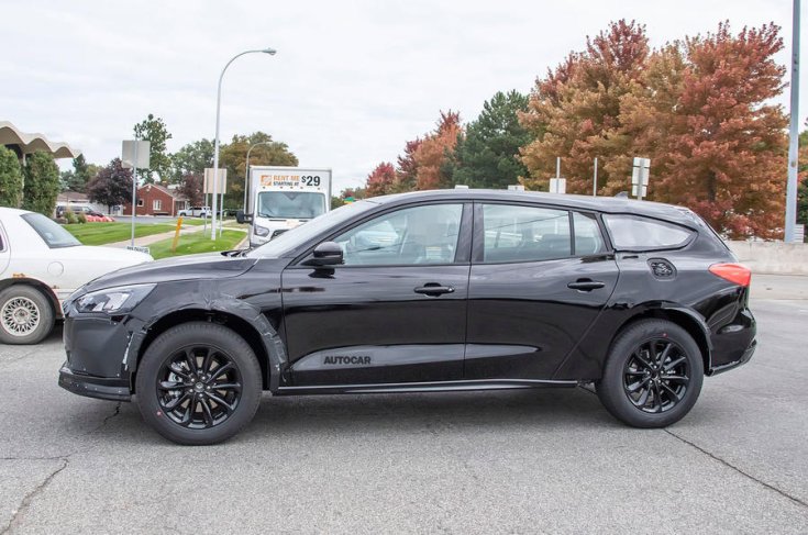 A Crossoveres kialakítású Ford Mondeo oldalról fotózva