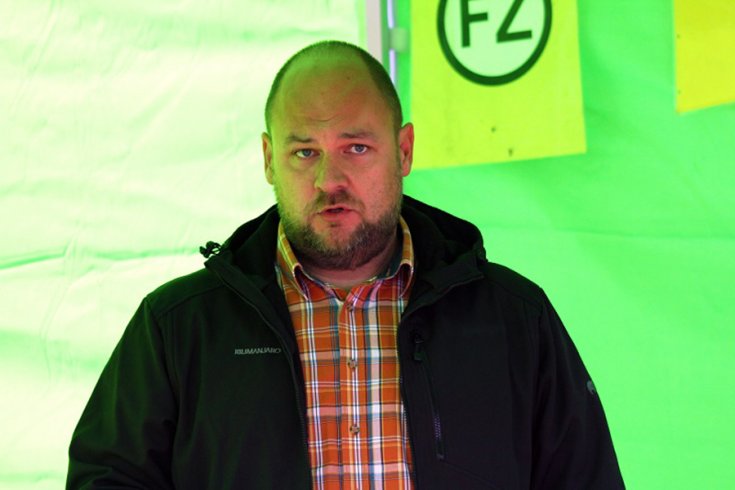 Garamvölgyi Zoltán szemből eligazítás közben