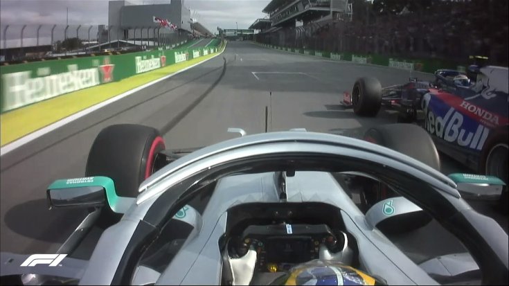 Gasly és Hamilton halad a célegyenesben fe-fej mellett
