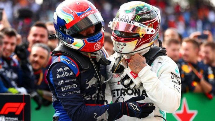 Hamilton ölelkezik vetélytársával