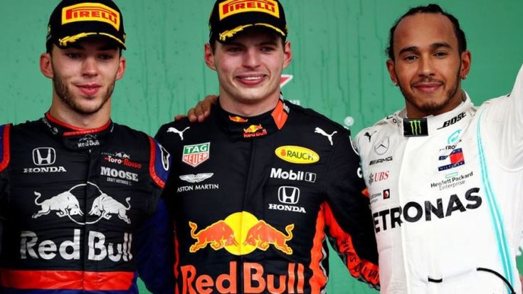 Gasly, Verstappen és Hamilton ölelkezik a dobogón
