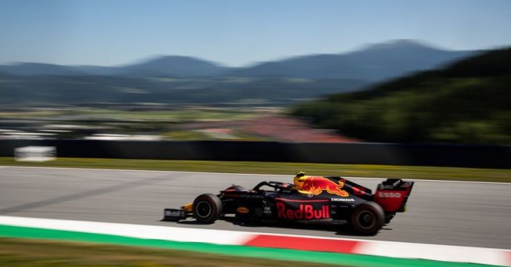 Gasly gyorsít a kanyar kijáratától