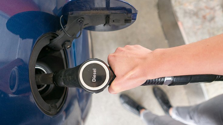 Gázolajat tankol egy sofőr