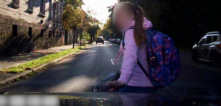 A zebrán ütöttek el egy iskolás kislányt