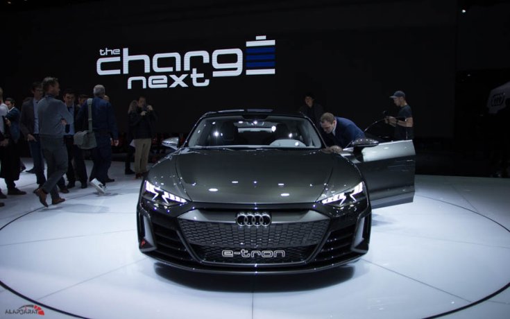 Audi e-tron a 2019-es Genfi Autószalonon kiállítva