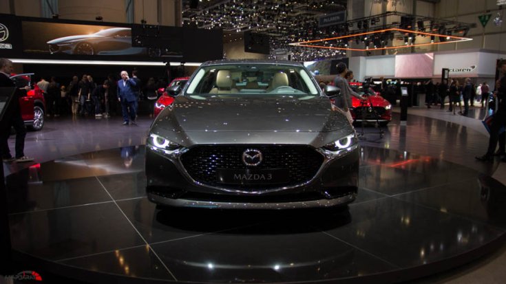 2019 Mazda 3 szedángunmetal színben