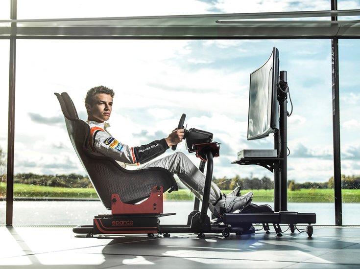 Lando Norris a szimulátor előtt