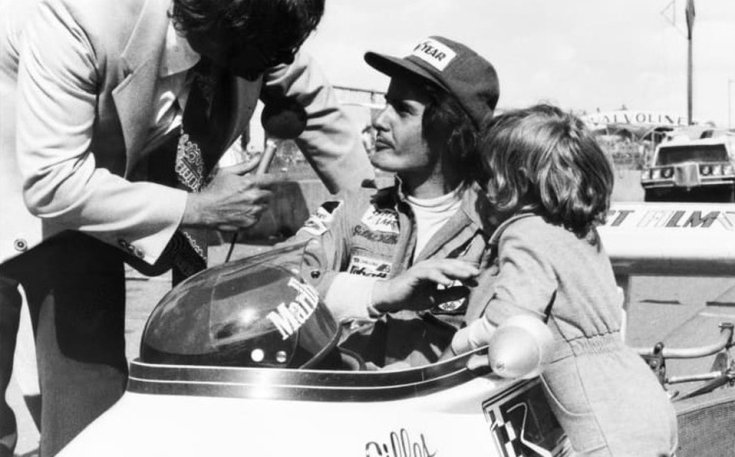 Gilles és Jacques Villeneuve egy versenyen egy F1-es autónál