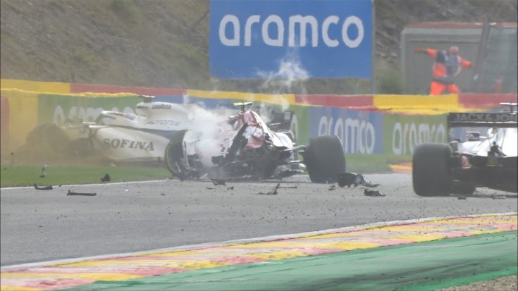 Giovinazzi és Russell balesete a Belga Nagydíjon