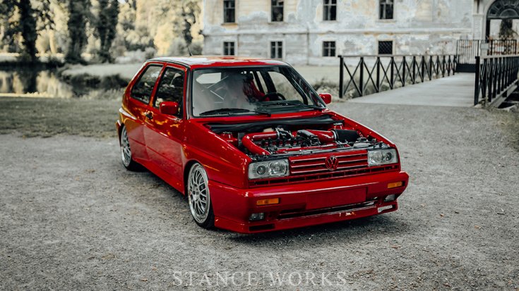 VW Rallye Golf szemből udvaron