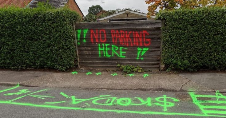 Úttestre felfestett graffiti
