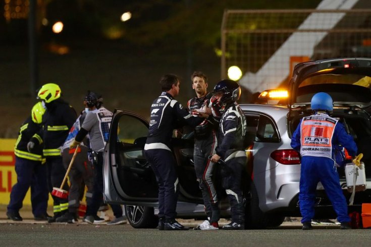 Romain Grosjean sokkos állapotban a balesetet követően az orvosi autó mellett