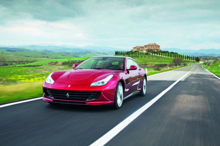 Ferrari GTC4 Lusso menetközben fotózva