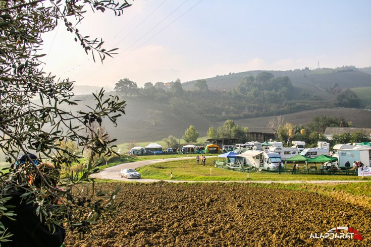 raliautó a lakókocsi park előtt az olasz tájban