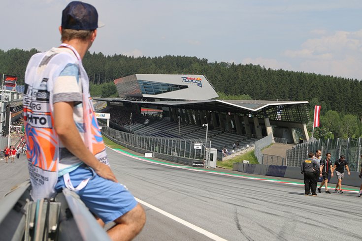 Háfra Zsolt a Red Bull Ring szalagkorlátján ülve