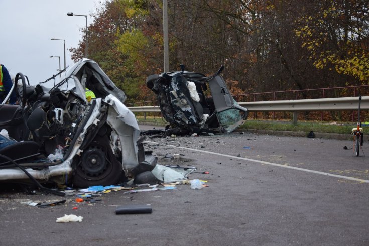 Összetört autók és azokról leszakadt törmelékdarabok a 21-es számú főúton